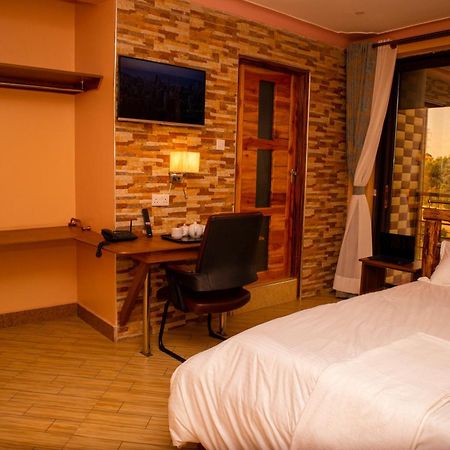 Amicus Hotel Kampala Bweyogerere Экстерьер фото