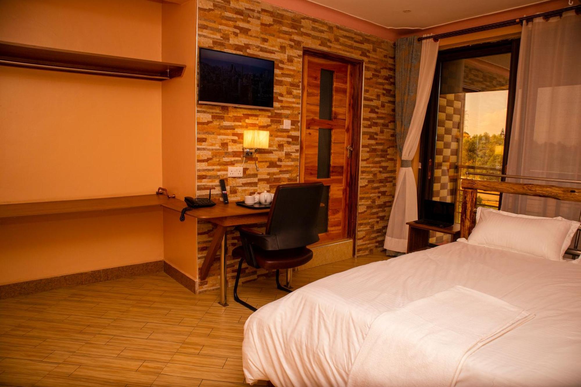 Amicus Hotel Kampala Bweyogerere Экстерьер фото