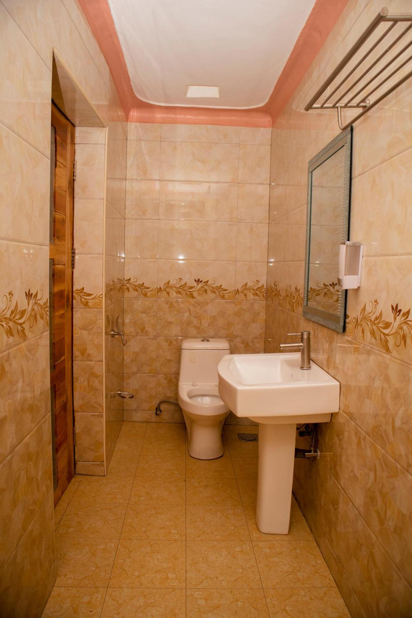Amicus Hotel Kampala Bweyogerere Экстерьер фото